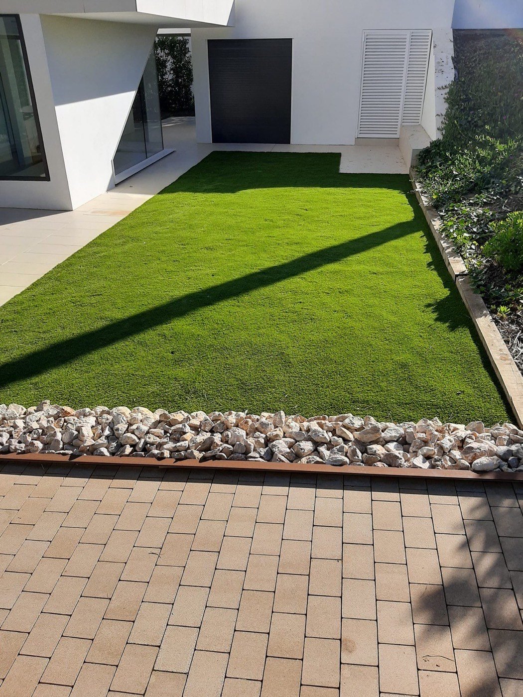 Gespa artificial col·locada al jardí d'una casa