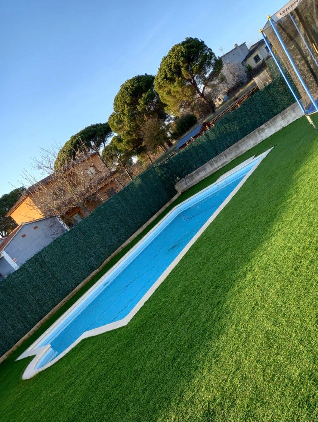 Gespa al voltant d'una piscina